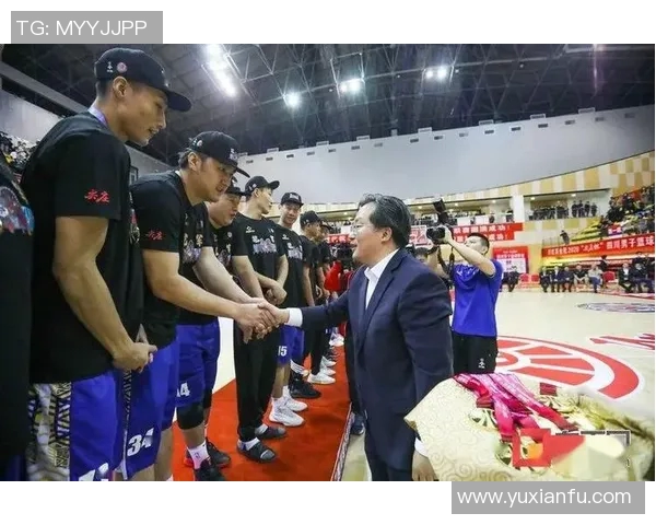 成都篮球队配合问题引发热议球迷对战术与团队默契展开激烈讨论